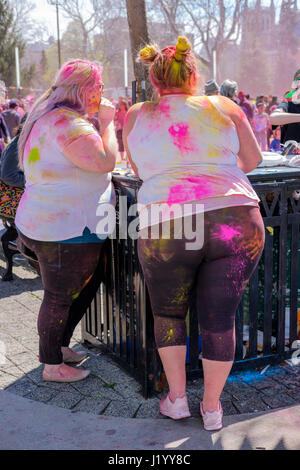 London, Ontario, Kanada, 22. April 2017. Zurück von zwei weibliche Teenager, Girs, Frauen im Victoria Park für das Frühlingsfest Holi, auch bekannt als Rangwali Holi, Dhuleti, Dhulandi, Phagwah oder einfach als fest der Farben, ein Hindu-Festival zur Feier der Ankunft des Frühlings in London, Ontario, Kanada. Bildnachweis: Rubens Alarcon/Alamy Live-Nachrichten. Stockfoto