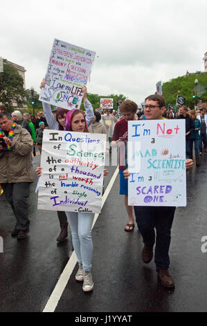 Washington DC, USA. 22. April 2017. Demonstranten nehmen an der Marsch für die Wissenschaft. Kirk Treakle/Alamy Live-Nachrichten Stockfoto