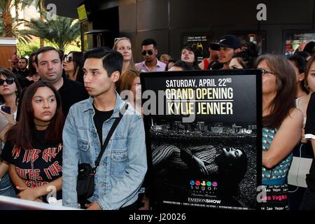 Las Vegas, NV, USA. 22. April 2017. Atmosphäre im Ankunftsbereich für Kylie Jenner weiter das Grand Opening Feier von Zucker Fabrik American Brasserie, Fashion Show Mall, Las Vegas, NV 22. April 2017. Bildnachweis: JA/Everett Collection/Alamy Live-Nachrichten Stockfoto