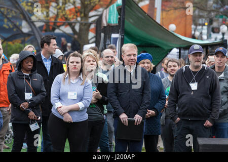 Seattle, Washington, USA. 22. April 2017. Seattle Bürgermeister Ed Murray Uhren Washington Gouverneur Jay Inslee bei der Rallye in Cal Anderson Park sprechen. Der Marsch für Wissenschaft Seattle war eine überparteiliche Kundgebung und Schwester März auf den nationalen Marsch für die Wissenschaft und über 600 Städten auf der ganzen Welt am Earth Day. Tausende marschierten von Cal Anderson Park im Stadtteil Capitol Hill zum Seattle Center, Wissenschaft und die Rolle spielt es im Alltag zu feiern sowie die Politik der Trump-Regierung zu protestieren. Stockfoto