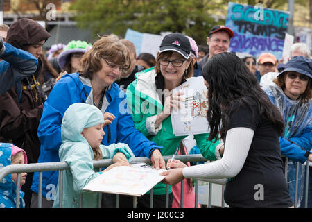 Seattle, Washington, USA. 22. April 2017. Lautsprecher Tracie Delgado unterschreibt ein Plakat für ein Junge Unterstützer bei der Rallye in Cal Anderson Park. Der Marsch für Wissenschaft Seattle war eine überparteiliche Kundgebung und Schwester März auf den nationalen Marsch für die Wissenschaft und über 600 Städten auf der ganzen Welt am Earth Day. Tausende marschierten von Cal Anderson Park im Stadtteil Capitol Hill zum Seattle Center, Wissenschaft und die Rolle spielt es im Alltag zu feiern sowie die Politik der Trump-Regierung zu protestieren. Stockfoto