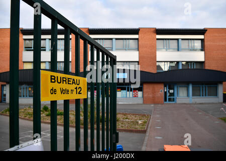 Henin-Beaumont, Frankreich. 23. April 2017. Foto aufgenommen am 23. April 2017 zeigt ein Wahllokal in Henin-Beaumont, Frankreich. Wähler auf Frankreichs europäischen Festland begann Gießen ihre Stimmzettel Sonntag in der ersten Runde der französischen Präsidentschaftswahlen. Bildnachweis: Xinhua/Alamy Live-Nachrichten Stockfoto