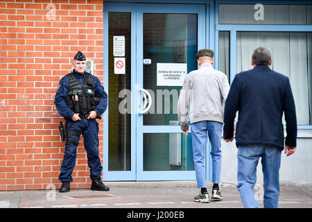 Henin-Beaumont, Frankreich. 23. April 2017. Wähler geben Sie einem Wahllokal in Henin-Beaumont, Frankreich, am 23. April 2017. Wähler auf Frankreichs europäischen Festland begann Gießen ihre Stimmzettel Sonntag in der ersten Runde der französischen Präsidentschaftswahlen. Bildnachweis: Xinhua/Alamy Live-Nachrichten Stockfoto