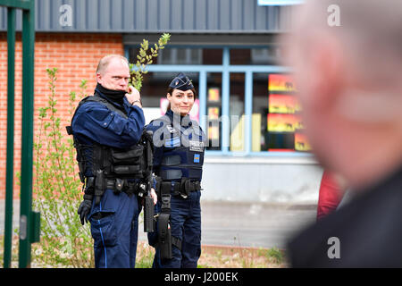 Henin-Beaumont, Frankreich. 23. April 2017. Polizisten bewachen vor einem Wahllokal in Henin-Beaumont, Frankreich, am 23. April 2017. Wähler auf Frankreichs europäischen Festland begann Gießen ihre Stimmzettel Sonntag in der ersten Runde der französischen Präsidentschaftswahlen. Bildnachweis: Xinhua/Alamy Live-Nachrichten Stockfoto