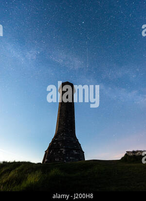 Hardy-Denkmal, in der Nähe von Portesham, Dorset, UK. 23. April 2017. Spektakuläre jährliche Lyrid Meteorschauer der 30 bis 40er Stunde an seiner Spitze über das Denkmal Hardy haben kann. Einer einzigen vertikalen Metoer kann direkt über die Milchstraße gesehen. Kredit Dan Tucker/Alamy Live-Nachrichten Stockfoto