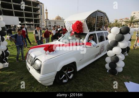 Gaza-Stadt, Gazastreifen, Palästinensische Gebiete. 22. April 2017. Palästinenser sehen '' Cinderella'' Fahrzeug in Gaza-Stadt am 22. April 2017. Bestehend aus fünf verschiedenen Autos, es wird vermietet werden für den Einsatz bei Trauungen Credit: Ashraf Amra/APA Bilder/ZUMA Draht/Alamy Live News Stockfoto