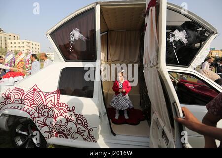 Gaza-Stadt, Gazastreifen, Palästinensische Gebiete. 22. April 2017. Palästinenser sehen '' Cinderella'' Fahrzeug in Gaza-Stadt am 22. April 2017. Bestehend aus fünf verschiedenen Autos, es wird vermietet werden für den Einsatz bei Trauungen Credit: Ashraf Amra/APA Bilder/ZUMA Draht/Alamy Live News Stockfoto