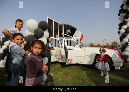 Gaza-Stadt, Gazastreifen, Palästinensische Gebiete. 22. April 2017. Palästinenser sehen '' Cinderella'' Fahrzeug in Gaza-Stadt am 22. April 2017. Bestehend aus fünf verschiedenen Autos, es wird vermietet werden für den Einsatz bei Trauungen Credit: Ashraf Amra/APA Bilder/ZUMA Draht/Alamy Live News Stockfoto