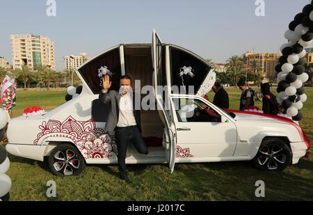 Gaza-Stadt, Gazastreifen, Palästinensische Gebiete. 22. April 2017. Palästinenser sehen '' Cinderella'' Fahrzeug in Gaza-Stadt am 22. April 2017. Bestehend aus fünf verschiedenen Autos, es wird vermietet werden für den Einsatz bei Trauungen Credit: Ashraf Amra/APA Bilder/ZUMA Draht/Alamy Live News Stockfoto