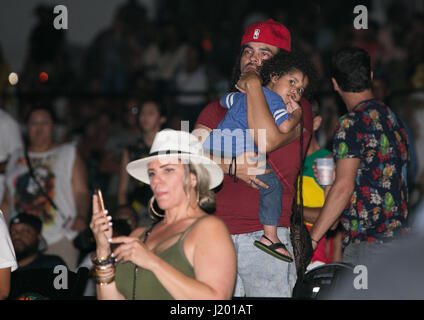 Miami, FL, USA. 22. April 2017. Fans während der 1. jährliche Kaya Fest im Bayfront Park Amphitheater in Miami. 22. April 2017. Bildnachweis: Aaron Gilbert/Medien Punch/Alamy Live-Nachrichten Stockfoto