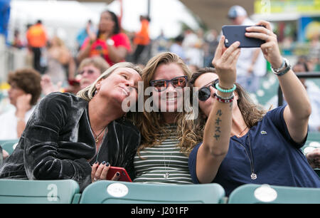 Miami, FL, USA. 22. April 2017. Fans während der 1. jährliche Kaya Fest im Bayfront Park Amphitheater in Miami. 22. April 2017. Bildnachweis: Aaron Gilbert/Medien Punch/Alamy Live-Nachrichten Stockfoto