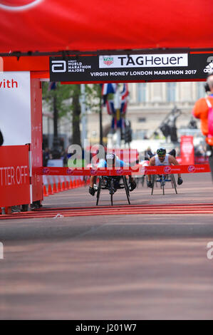 London, UK. 23. April 2017. David Weir (GBR) über die Ziellinie, die Jungfrau Geld London Marathon Rollstuhl Elite Rennen zum siebten Mal zu gewinnen. Wehr folgte eng über die Linie von Marcel Hug (SUI), der zweite kam und von Kurt Fearnley (AUS), der dritte kam. Bildnachweis: Michael Preston/Alamy Live-Nachrichten Stockfoto