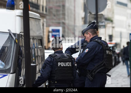 Paris, Frankreich. 23. April 2017. Francois Fillon gestimmt in Paris - 23.04.2017 - Frankreich/Paris - die Kandidaten für die Präsidentschaftswahl, die Stimmen von Francois Fillon in Paris, in der ersten Runde. Francois Fillon ist Mitglied der "LR", Les Republicains. -Julien Mattia/Le Pictorium Credit: Le Pictorium/Alamy Live-Nachrichten Stockfoto