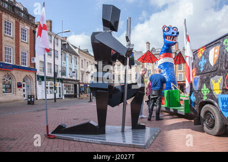 Marktplatz, Northampton. U.k. 23. April 2017. Sankt-Georgs Tag. Eine Skulptur von Mick Henson von Saint George und der Drache aufgebaut auf dem Markt Platz früh, repräsentieren guten über das Böse für St. Georges Day, Mick hat sein Studio in Bozeat, Northamptonshire. Bildnachweis: Keith J Smith. / Alamy Live News Stockfoto