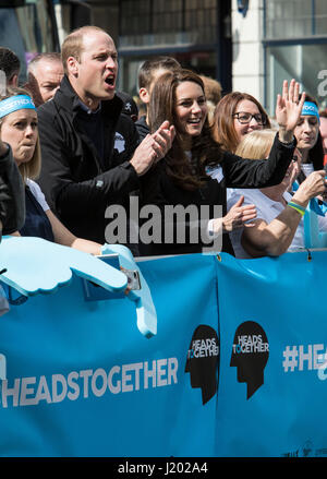 London, UK. 23. April 2017.  Virgin Money-London-Marathon. Prinz Harry, Prinz William, Herzog von Cambridge und Catherine, die Herzogin von Cambridge Uhr den London-Marathon passieren durch Greenwich in London, England am 23. April 2017. Sie waren dort als Unterstützer der psychischen Gesundheit Kampagne Köpfe zusammen, die die Nächstenliebe des Jahres für den Jungfrau-Geld-London-Marathon ist. Foto: Credit: 2017 David Levenson / Alamy Live News Stockfoto