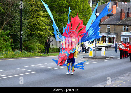 Morley, Leeds, UK. 23. April 2017. Morley Leeds begann seine St Geroges Feierlichkeiten zum Tag der Sonntag Morgen mit einer Parade unter der Leitung von St. George, die begann im Rathaus Morley und machte seinen Weg durch die Straßen, gefolgt von Blaskapellen und Reenactment-Gesellschaften. Aufgenommen am 23. April 2017. Bildnachweis: Andrew Gardner/Alamy Live-Nachrichten Stockfoto