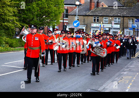 Morley, Leeds, UK. 23. April 2017. Morley Leeds begann seine St Geroges Feierlichkeiten zum Tag der Sonntag Morgen mit einer Parade unter der Leitung von St. George, die begann im Rathaus Morley und machte seinen Weg durch die Straßen, gefolgt von Blaskapellen und Reenactment-Gesellschaften. Aufgenommen am 23. April 2017. Bildnachweis: Andrew Gardner/Alamy Live-Nachrichten Stockfoto