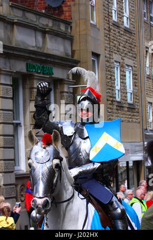 Morley, Leeds, UK. 23. April 2017. Morley Leeds begann seine St Geroges Feierlichkeiten zum Tag der Sonntag Morgen mit einer Parade unter der Leitung von St. George, die begann im Rathaus Morley und machte seinen Weg durch die Straßen, gefolgt von Blaskapellen und Reenactment-Gesellschaften. Aufgenommen am 23. April 2017. Bildnachweis: Andrew Gardner/Alamy Live-Nachrichten Stockfoto