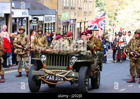 Morley, Leeds, UK. 23. April 2017. Morley Leeds begann seine St Geroges Feierlichkeiten zum Tag der Sonntag Morgen mit einer Parade unter der Leitung von St. George, die begann im Rathaus Morley und machte seinen Weg durch die Straßen, gefolgt von Blaskapellen und Reenactment-Gesellschaften. Aufgenommen am 23. April 2017. Bildnachweis: Andrew Gardner/Alamy Live-Nachrichten Stockfoto