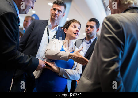 Köln, Deutschland. 23. April 2017. Partei Vorsitzende Frauke Petry kommt auf die Alternative Fuer Deutschland Partei national Convention im Maritim Hotel in Köln, 23. April 2017. Foto: Rolf Vennenbernd/Dpa/Alamy Live News Stockfoto