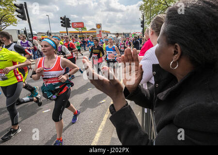 London, Großbritannien. 23 Apr, 2017. Tausende von Läufern während der 37 London Marathon durch Deptford in South East London. Credit: Guy Corbishley/Alamy leben Nachrichten Stockfoto