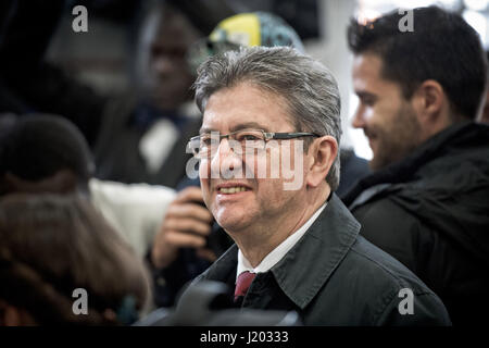 Paris, Frankreich. 23. April 2017. Jean-Luc Melenchon, ganz links Präsidentschaftskandidat, bereitet sich auf seine Stimme bei den französischen Präsidentschaftswahlen in einem Wahllokal in Paris, Frankreich, 23. April 2017 abzugeben. Millionen von französischen Wähler begann Gießen ihre Stimmzettel in der ersten Runde der Präsidentschaftswahlen am Sonntag Morgen inmitten einer Atmosphäre der Unsicherheit. Bildnachweis: Hubert Lechat/Xinhua/Alamy Live-Nachrichten Stockfoto