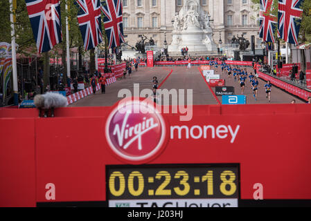 London, UK. 23. April 2017. Junge Läufer Ansatz zum Ziel in der Jungfrau Geld Marathon Kredit: Ian Davidson/Alamy Live News Stockfoto