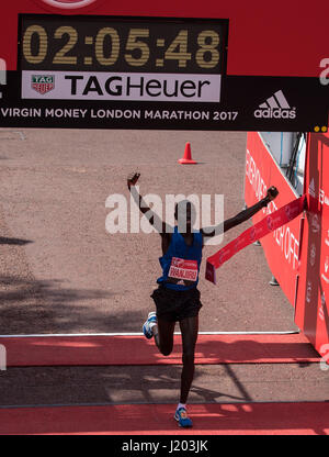 London, UK. 23. April 2017. Daniel Wanjiru von Kenia gewinnt das Herren Elite-Rennen beim Jungfrau-Mone-London-Marathon. in 02:05:48 Credit: Ian Davidson/Alamy Live-Nachrichten Stockfoto