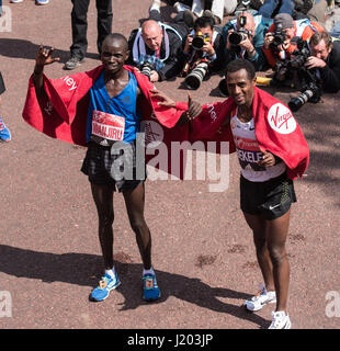 London, UK. 23. April 2017. London, 23. April 2017: Daniel Wanjiru Kenya,(left) Gewinner des Elite-Rennen der Männer und Kenenisa Bekele aus Äthiopien, der zweite in der Männer Elite kam Rennen bei Virgin Geld Marathon Credit: Ian Davidson/Alamy Live News Stockfoto