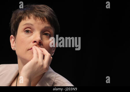 Köln, Deutschland. 23. April 2017. Partei Vorsitzende Frauke Petry auf der Bühne auf die Alternative Fuer Deutschland Partei national Convention im Maritim Hotel in Köln, 23. April 2017. Foto: Michael Kappeler/Dpa/Alamy Live News Stockfoto