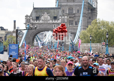 Lustige Läufer im Jahr 2017 London Marathon. Die Massen der Spaß Läufer erhöhen Unsummen für wohltätige Zwecke, oft in ausgefallenen Kostümen Stockfoto