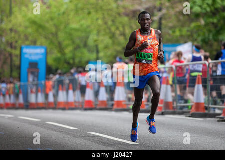 London, UK. 23. April 2017. Bedan Karoki von Kenia, der 3. Platz bei den Herren beendete, durchzieht Shadwell nah am 22-Meile 2017 Virgin Geld London-Marathon. Bildnachweis: Mark Kerrison/Alamy Live-Nachrichten Stockfoto