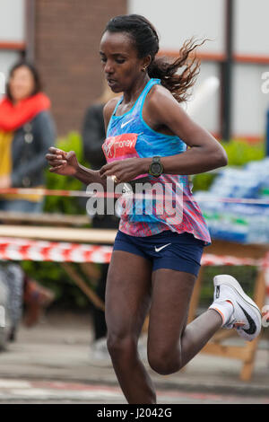 London, UK. 23. April 2017. Tirunesh Dibaba aus Äthiopien, der 2. Platz in der Frauen Ereignis beendete, durchzieht Shadwell nah am 22-Meile 2017 Virgin Geld London-Marathon. Bildnachweis: Mark Kerrison/Alamy Live-Nachrichten Stockfoto