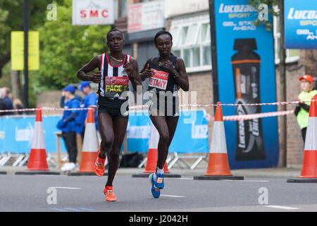 London, UK. 23. April 2017. Mary Keitany von Kenia, wer die Veranstaltung in 02:17:01 gewann, durchzieht Shadwell mit einem Schrittmacher in der Nähe von Halbzeit des 2017 Virgin Geld London-Marathon. Bildnachweis: Mark Kerrison/Alamy Live-Nachrichten Stockfoto