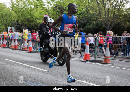 London, UK. 23. April 2017. Daniel Wanjiru von Kenia, wer die Veranstaltung in 02:05:48 gewann, durchzieht Shadwell nah am 22-Meile 2017 Virgin Geld London-Marathon. Bildnachweis: Mark Kerrison/Alamy Live-Nachrichten Stockfoto