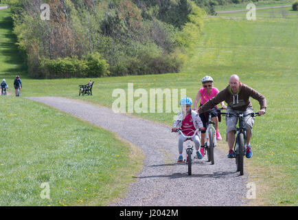 Sunderland, Vereinigtes Königreich. 23. April 2017. Aktive Sunderland BIG 3 in 1 Veranstaltung für Familien am Herrington Country Park. Familie Radtour. Bildnachweis: Washington Imaging/Alamy Live-Nachrichten Stockfoto