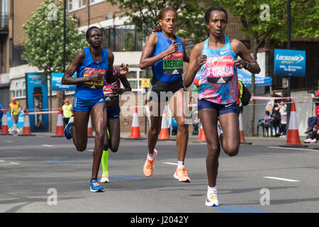 London, UK. 23. April 2017. Durchziehen Sie Tirunesh Dibaba und Aselefech Mergia von Äthiopien, der 2. und 3. bzw. bei den Damen beendete, Shadwell vor Helah Kiprop und Vivian Cheruiyot von Kenia in der Nähe von Halbzeit des 2017 Virgin Geld London-Marathon. Bildnachweis: Mark Kerrison/Alamy Live-Nachrichten Stockfoto