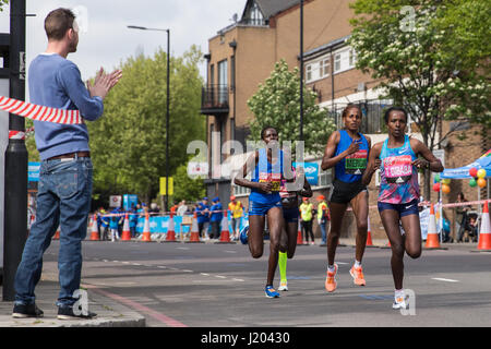 London, UK. 23. April 2017. Durchziehen Sie Tirunesh Dibaba und Aselefech Mergia von Äthiopien, der 2. und 3. bzw. bei den Damen beendete, Shadwell vor Helah Kiprop und Vivian Cheruiyot von Kenia in der Nähe von Halbzeit des 2017 Virgin Geld London-Marathon. Bildnachweis: Mark Kerrison/Alamy Live-Nachrichten Stockfoto