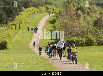 Sunderland, Vereinigtes Königreich. 23. April 2017. Aktive Sunderland BIG 3 in 1 Veranstaltung für Familien am Herrington Country Park. Familie Radtour. Bildnachweis: Washington Imaging/Alamy Live-Nachrichten Stockfoto