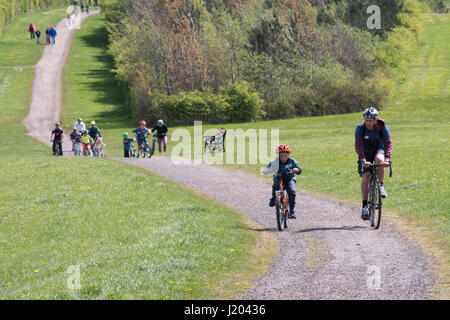 Sunderland, Vereinigtes Königreich. 23. April 2017. Aktive Sunderland BIG 3 in 1 Veranstaltung für Familien am Herrington Country Park. Familie Radtour. Bildnachweis: Washington Imaging/Alamy Live-Nachrichten Stockfoto