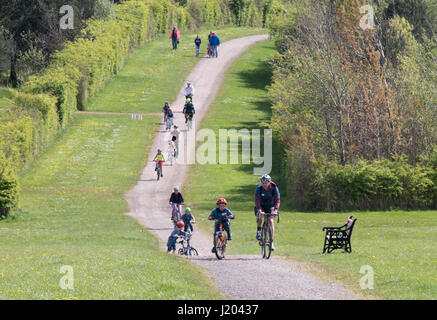 Sunderland, Vereinigtes Königreich. 23. April 2017. Aktive Sunderland BIG 3 in 1 Veranstaltung für Familien am Herrington Country Park. Familie Radtour. Bildnachweis: Washington Imaging/Alamy Live-Nachrichten Stockfoto