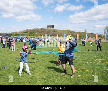 Sunderland, Vereinigtes Königreich. 23. April 2017. Aktive Sunderland BIG 3 in 1 Veranstaltung für Familien am Herrington Country Park. Hula Hoops und Minigolf. Bildnachweis: Washington Imaging/Alamy Live-Nachrichten Stockfoto