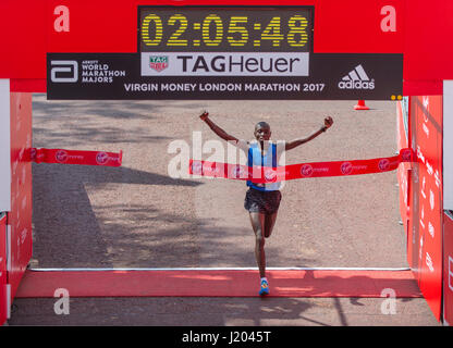 Die Mall, London, UK. 23. April 2017. Daniel Wanjiru Kenia gewinnt das Rennen der Elite Männer beim London-Marathon 2017 Jungfrau Geld. Bildnachweis: Malcolm Park/Alamy Live-Nachrichten. Stockfoto