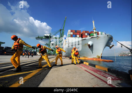 Singapur. 23. April 2017. Handelsschiff (M.V.) COSCO Niederlande Liegeplätze an Singapurs Pasir Panjang Terminal am 23. April 2017. Handelsschiff (M.V.) COSCO Niederlande kamen am Hafen von Singapur am Sonntag Morgen nach mehr als 3.800 km von Ost-China in einer Reise, die darauf abzielen, eine traditionelle Freundschaft zwischen China und anderen südostasiatischen Ländern Zementierung zu segeln. Bildnachweis: Dann Chih Wey/Xinhua/Alamy Live News Stockfoto