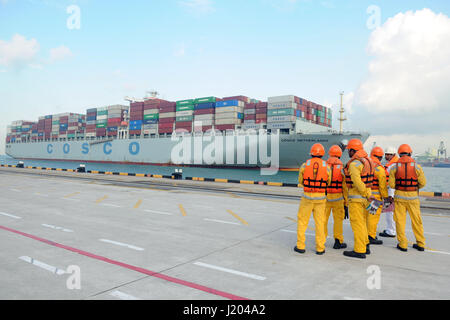 Singapur. 23. April 2017. Handelsschiff (M.V.) COSCO Niederlande Zugänge zum Liegeplatz in Singapurs Pasir Panjang terminal, am 23. April 2017. Handelsschiff (M.V.) COSCO Niederlande kamen am Hafen von Singapur am Sonntag Morgen nach mehr als 3.800 km von Ost-China in einer Reise, die darauf abzielen, eine traditionelle Freundschaft zwischen China und anderen südostasiatischen Ländern Zementierung zu segeln. Bildnachweis: Dann Chih Wey/Xinhua/Alamy Live News Stockfoto