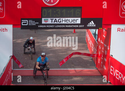 Die Mall, London, UK. 23. April 2017. David Weir aus Großbritannien gewinnt das Elite Rollstuhl Männerrennen beim London-Marathon 2017 Jungfrau Geld. Bildnachweis: Malcolm Park/Alamy Live-Nachrichten. Stockfoto