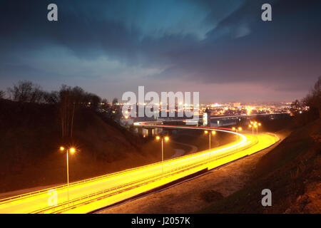 Nischni Nowgorod-Landschaft mit Blick auf die U-Bahn-Brücke unter spektakulären Himmel Stockfoto