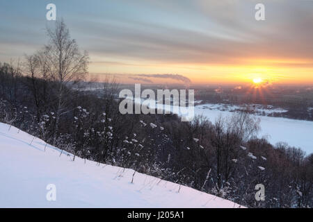 Nischni Nowgorod-Landschaft mit Blick auf den Fluss Oka und schneebedeckten Boden bei Sonnenuntergang Stockfoto