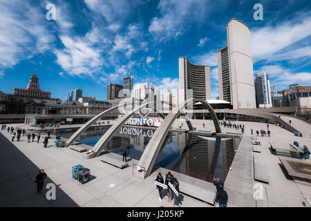 Toronto Wahrzeichen Rathaus, Nathan Phillips Quadrate und Freiheit Bögen Stockfoto