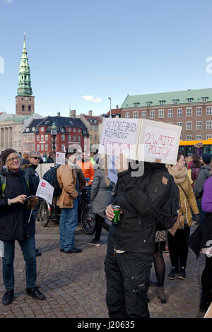 Der Marsch für die Wissenschaft in Kopenhagen kommt in Christiansborg Castle Square nach einem zweistündigen Marsch durch Kopenhagen von Niels Bohr Institut. Stockfoto